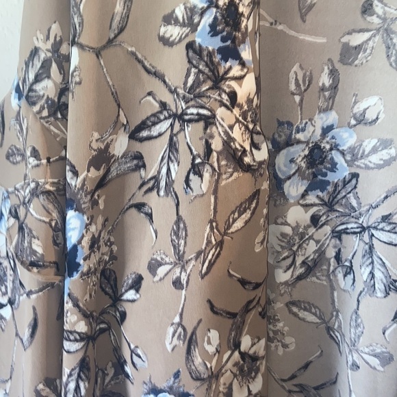 Women’s kimono/cardigan, 143 story by lineup gray with blue flowers p1 - Picture 2 of 6